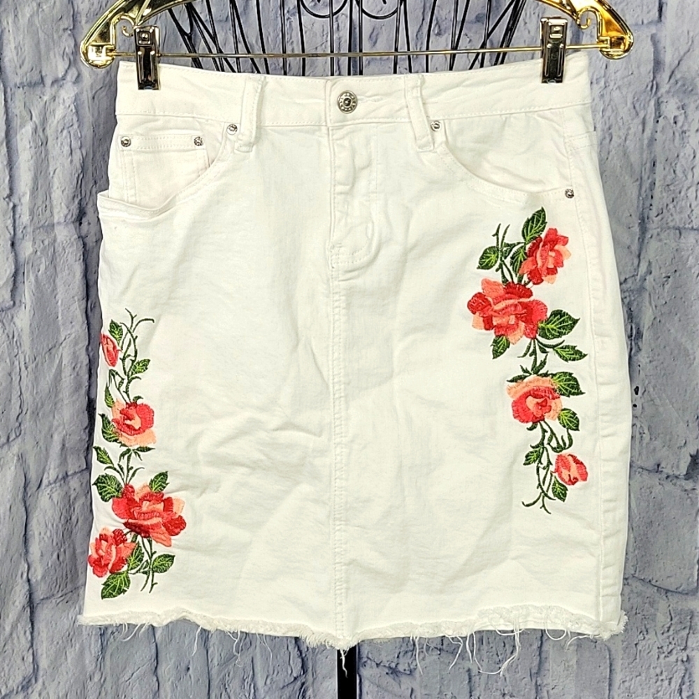*EARL JEANS White Embroidered and Stressed Hem Mini Skirt Size 8
